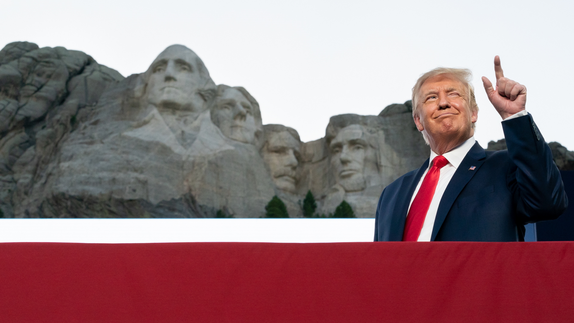 Trump expresa que es “buena idea” agregar su rostro al Monte Rushmore