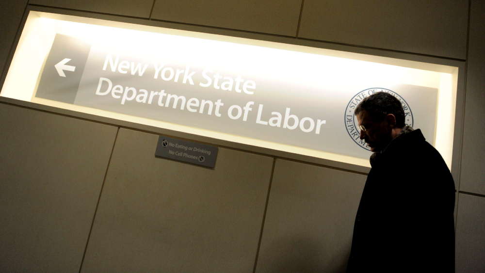 Desempleo en Estados Unidos baja a 10.2 % en julio