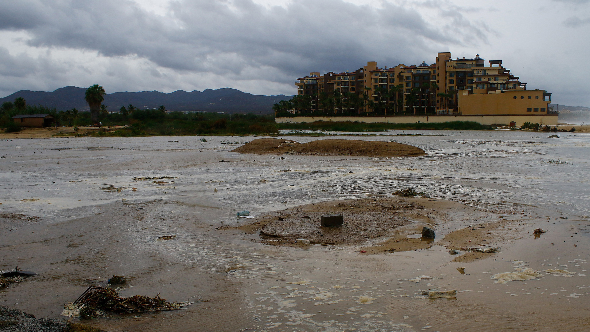 Genevieve deja seis muertos en su paso por México
