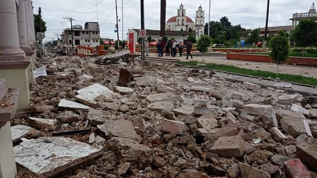 Colapsa en Puebla marquesina del Palacio Municipal de Hueyapan