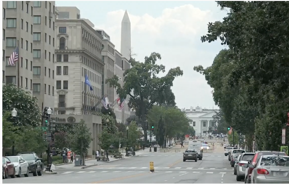 EE.UU. impulsa más ayudas por la pandemia, bajo el temor de un repunte escolar