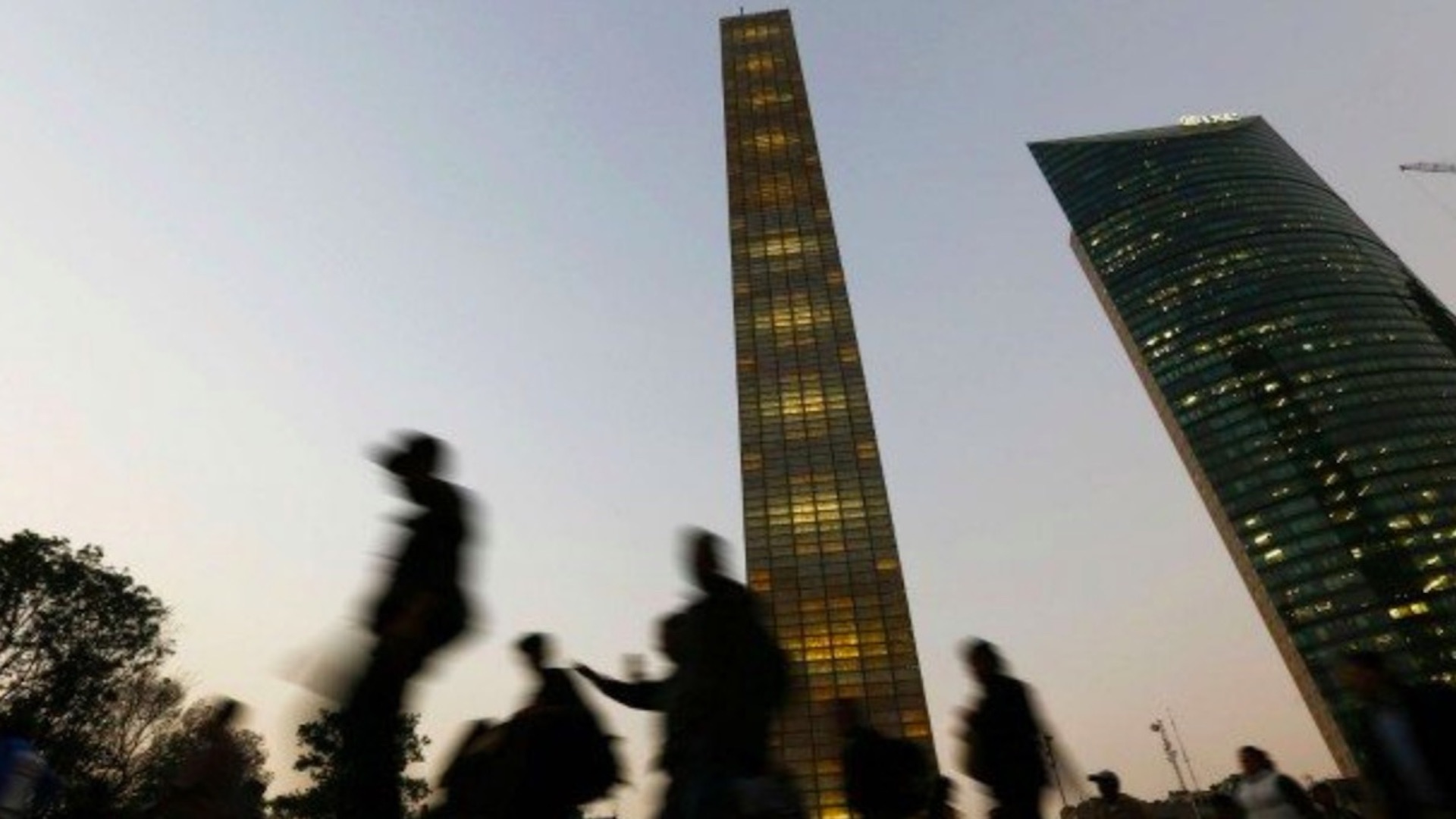 Ratifican sanción contra encargados de obra de la Estela de Luz por simular compra de acero a mayor precio