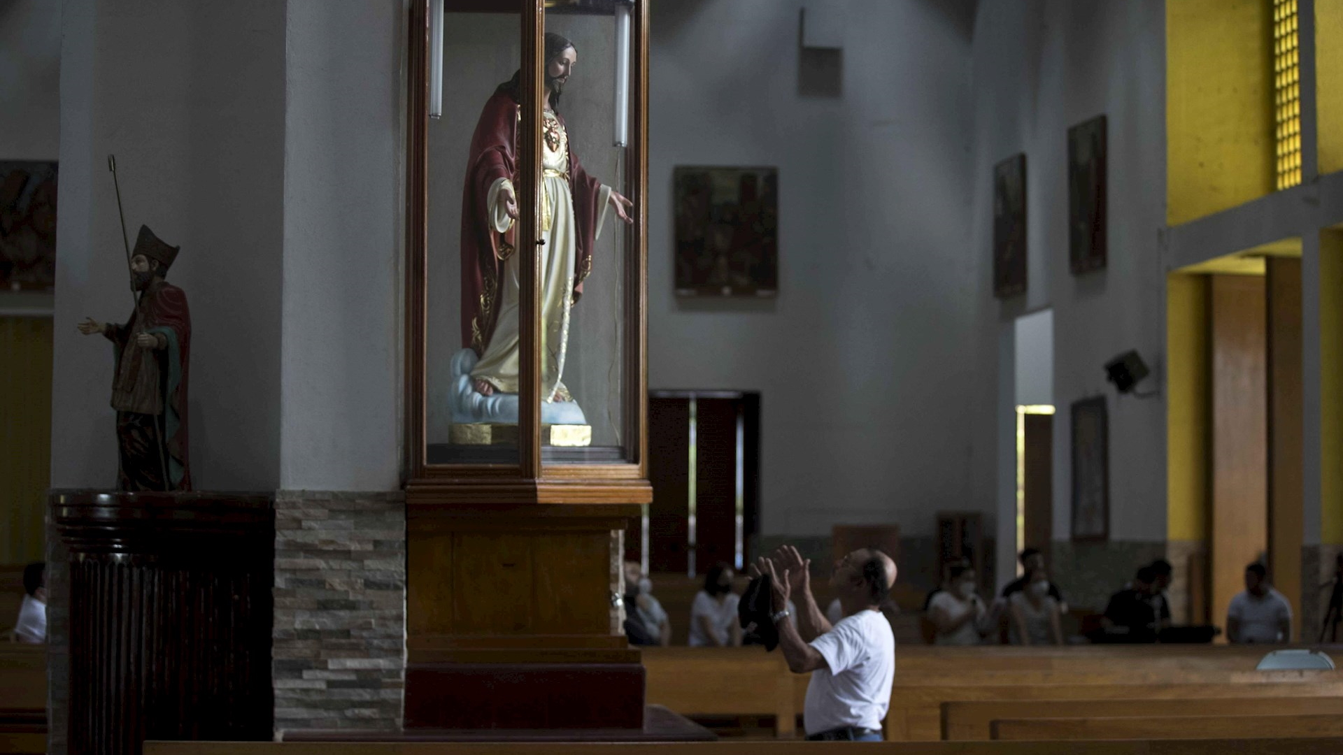 Fieles rompen cuarentena voluntaria para rezar en capilla calcinada en Nicaragua - fieles-managua-nicaragua-iglesia-calcinada-2