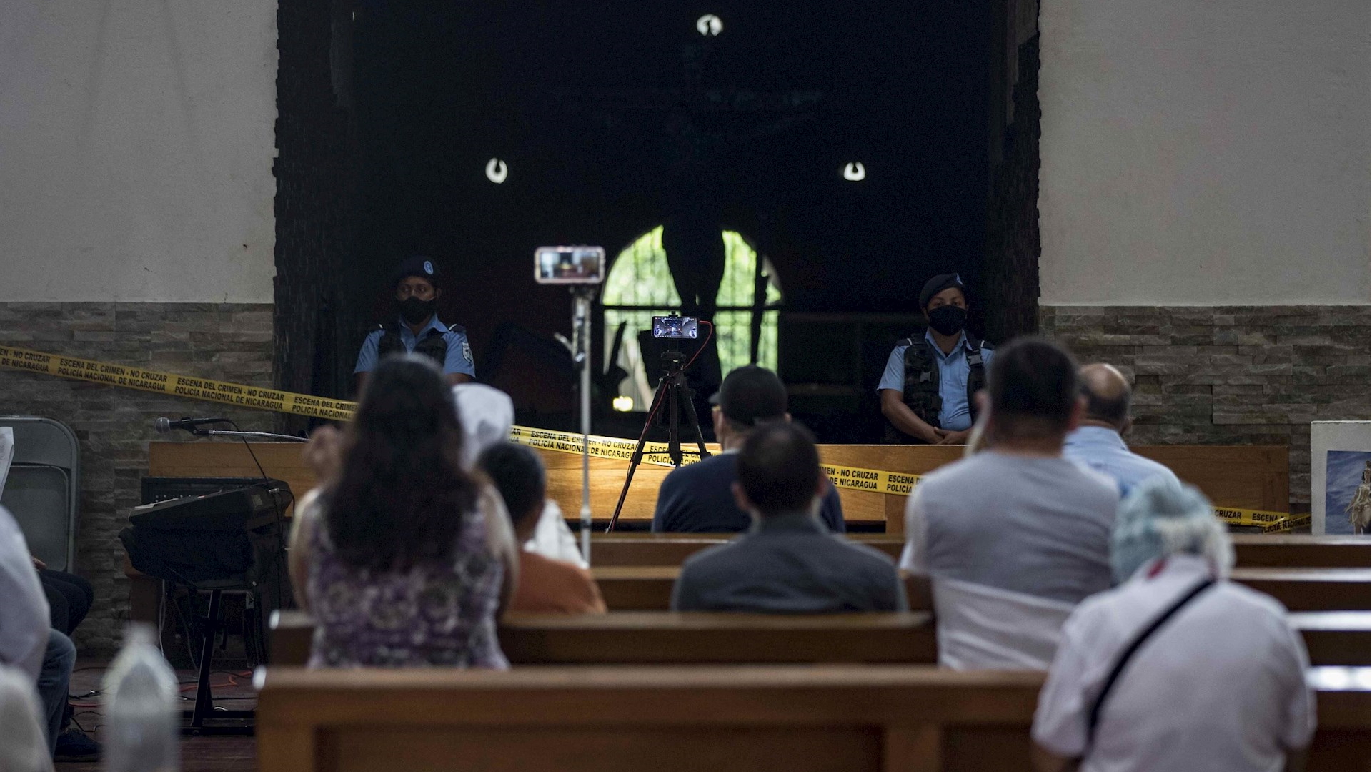 Fieles rompen cuarentena voluntaria para rezar en capilla calcinada en Nicaragua