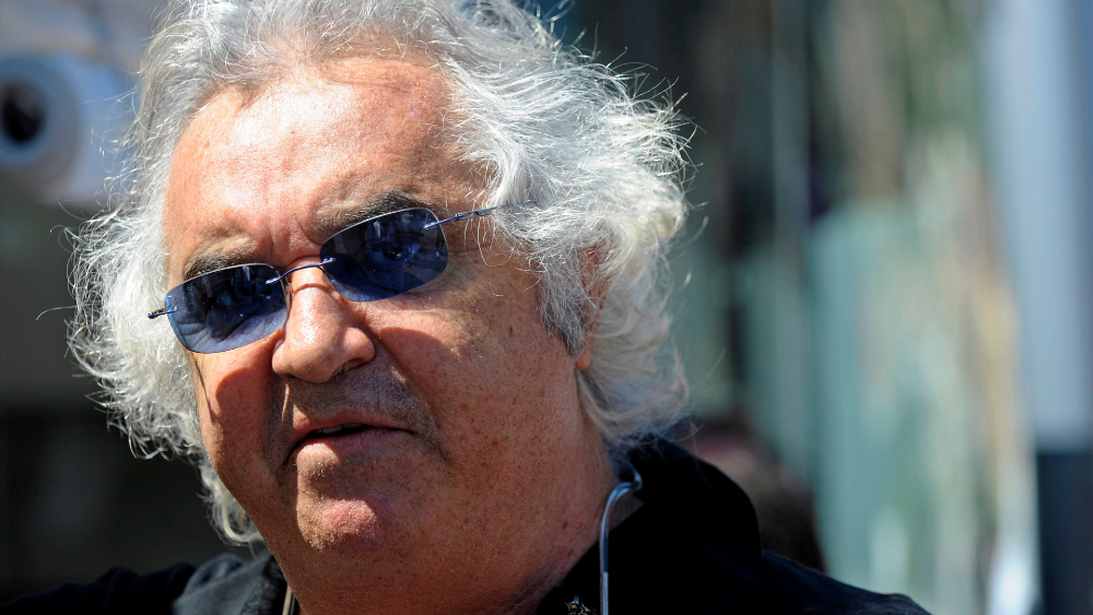 Flavio Briatore ingresado tras un foco de 63 casos de COVID-19 en su club Billionaire
