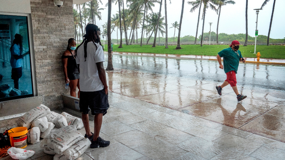 ‘Isaías’ deja zonas de Bahamas anegadas y se degrada a tormenta rumbo a Florida