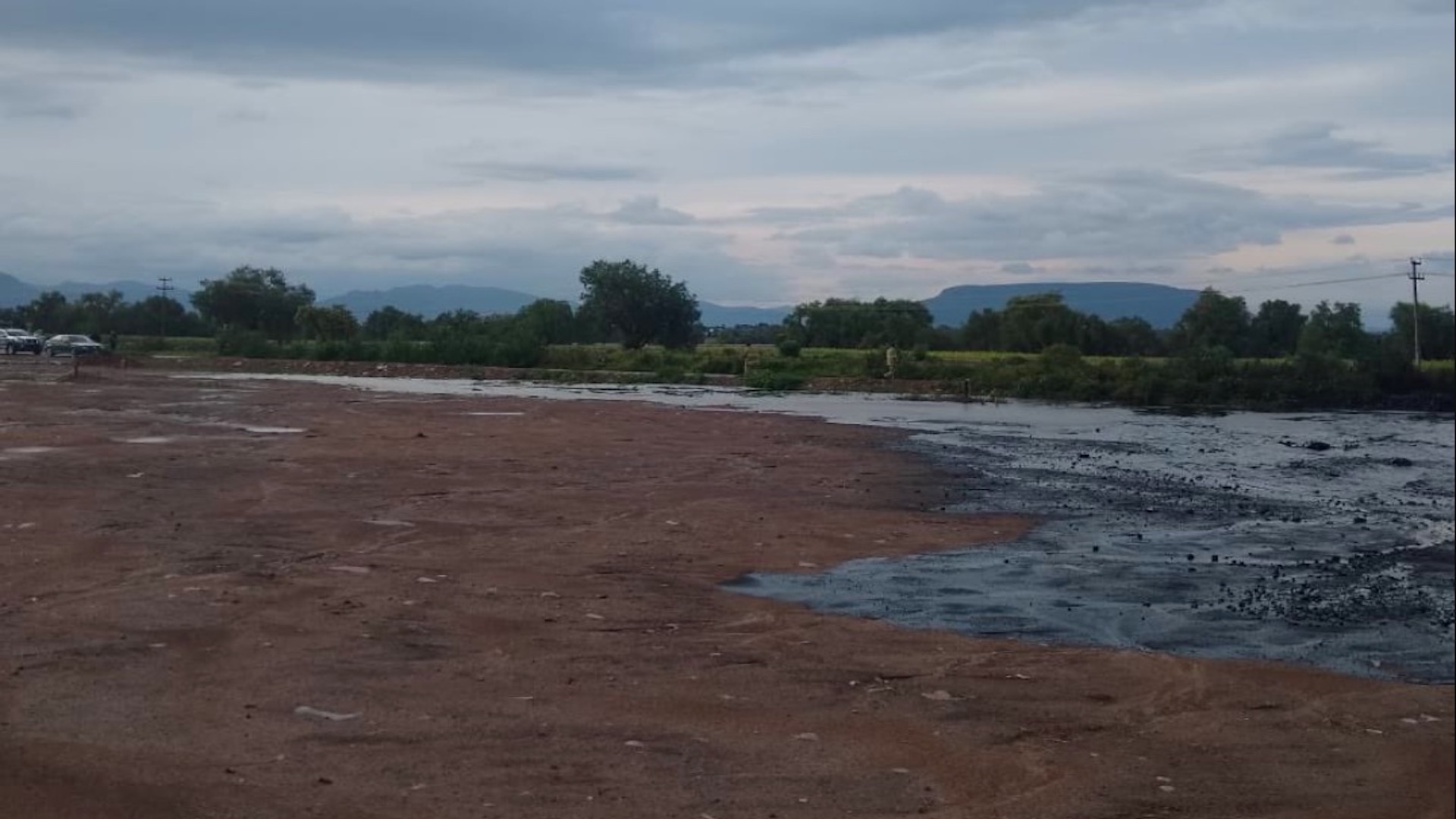 Toma clandestina provoca fuga de combustible cerca de Tlahuelilpan