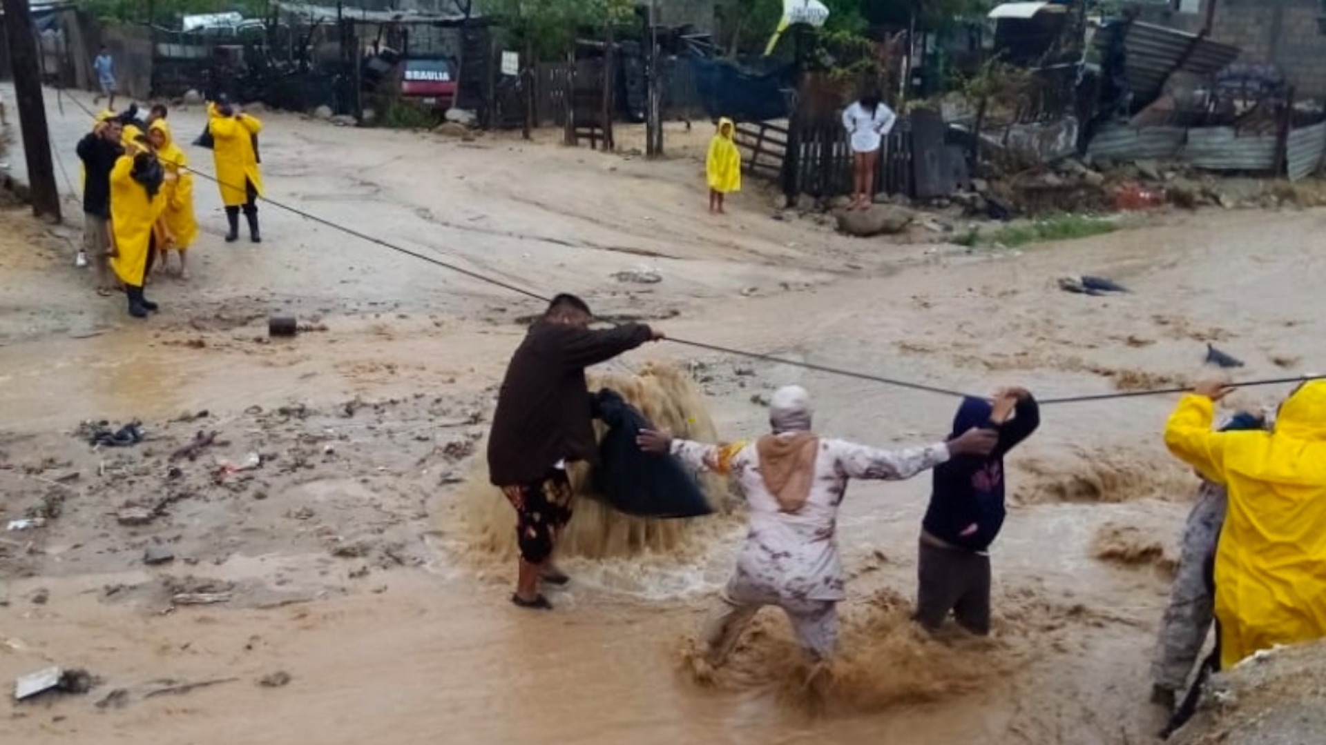 Genevieve mantiene lluvias fuertes en la Península de Baja California; activan Plan DN-III-E