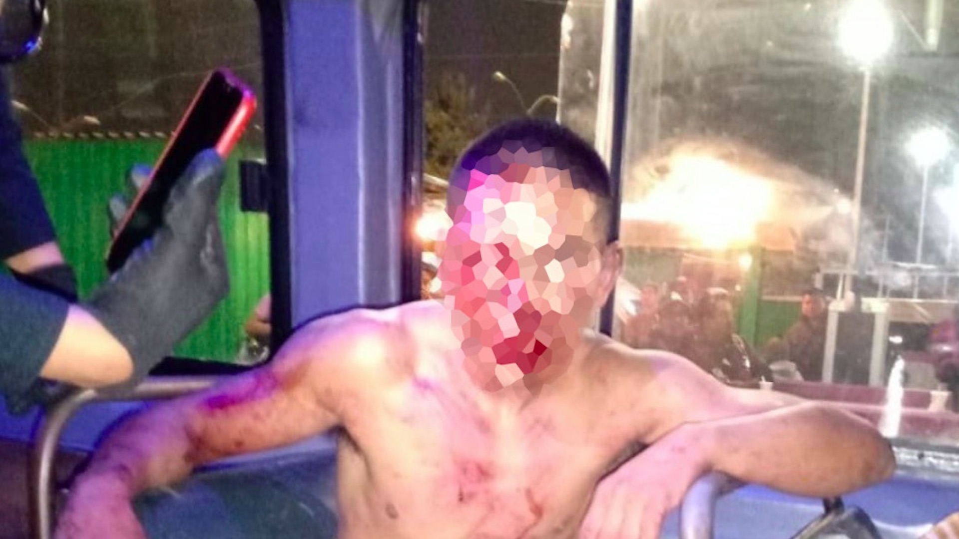 #Video Pasajeros de transporte público golpean a sujeto tras asaltar a mujer en Pantitlán - hombre-golpeado-en-pantitlan