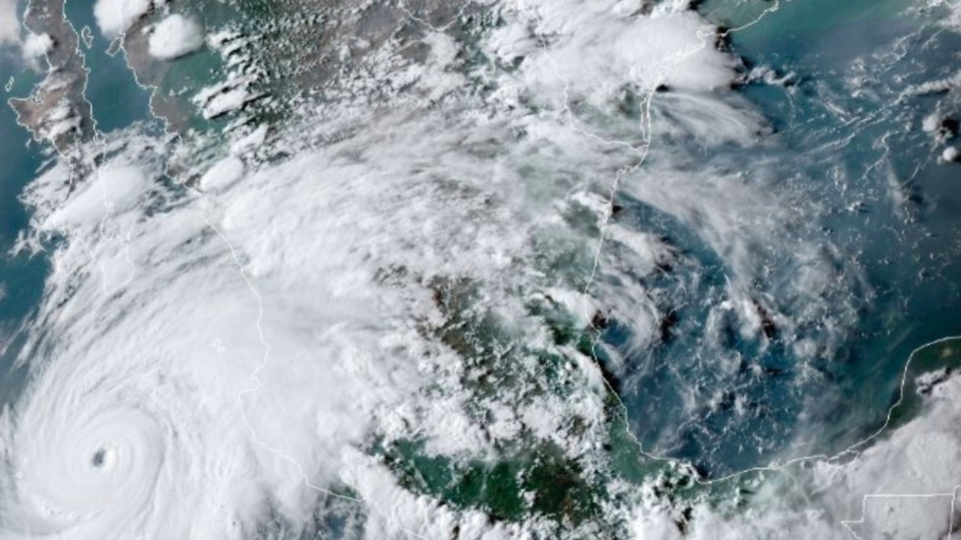 Genevieve continúa desplazamiento paralelo al Pacífico mexicano; activan alerta roja en La Paz y Los Cabos