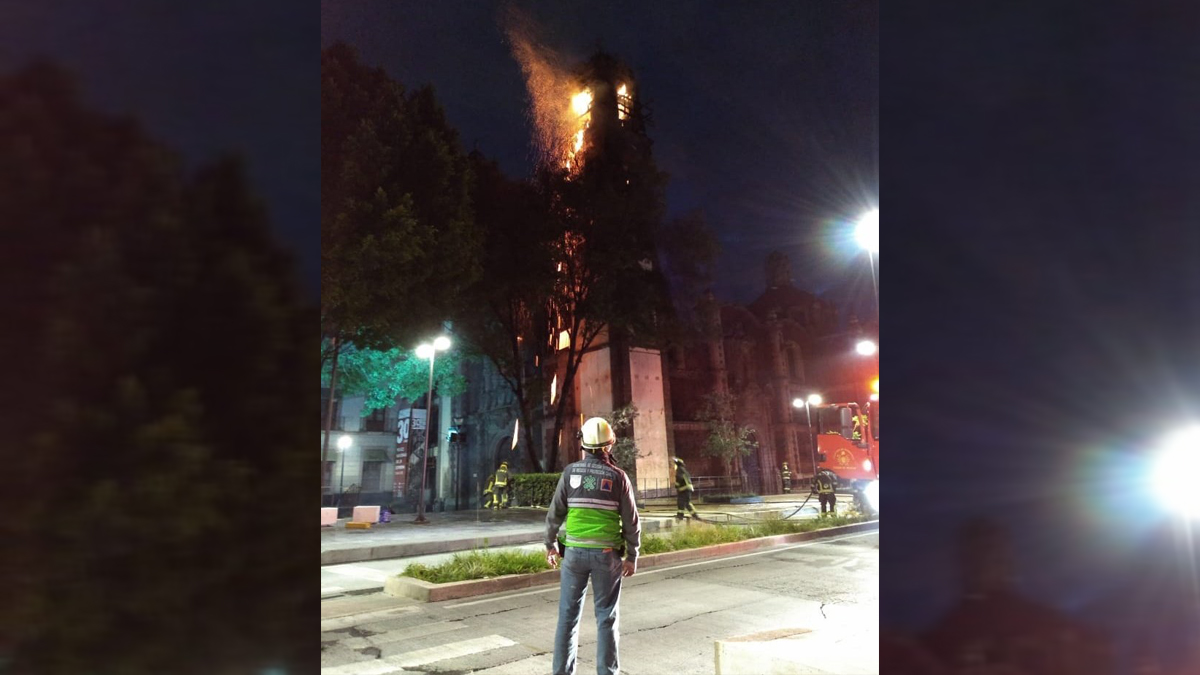 Se incendia campanario de la Iglesia Santa Veracruz en CDMX; hay un lesionado
