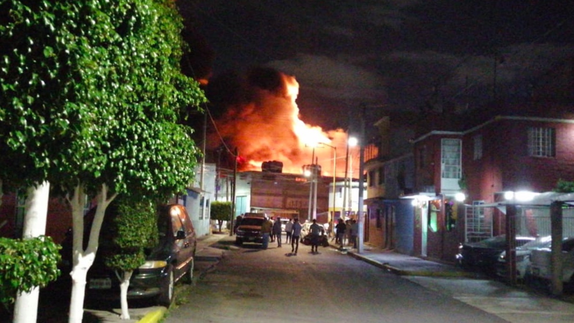 Incendio en planta recicladora provoca desalojo de al menos 250 personas en Iztapalapa