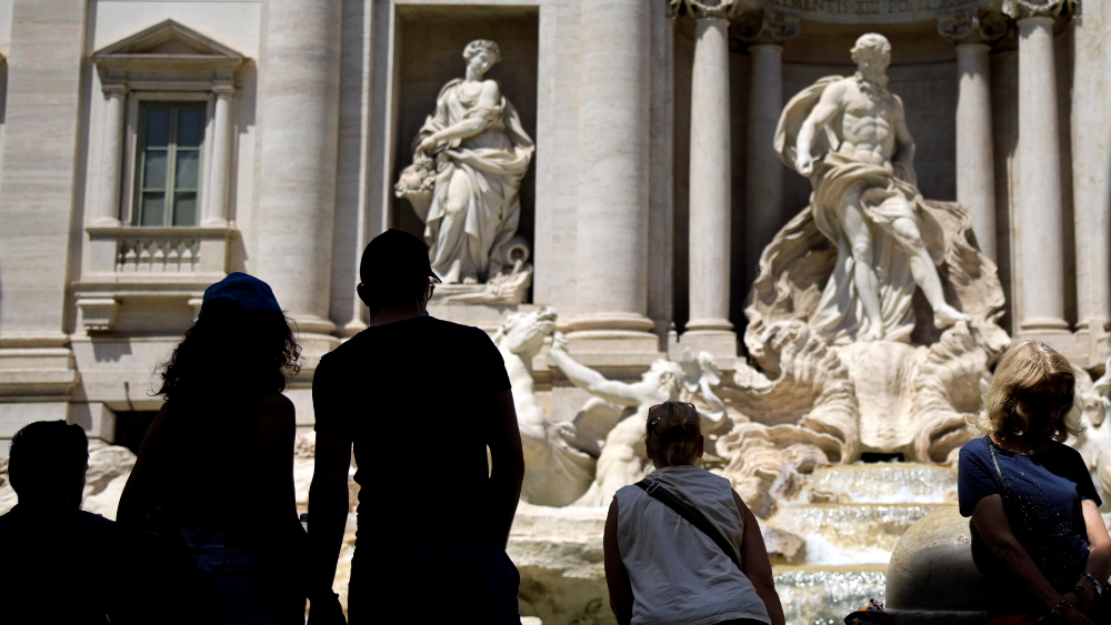 Italia endurece las medidas contra el ocio nocturno en la semana más crítica