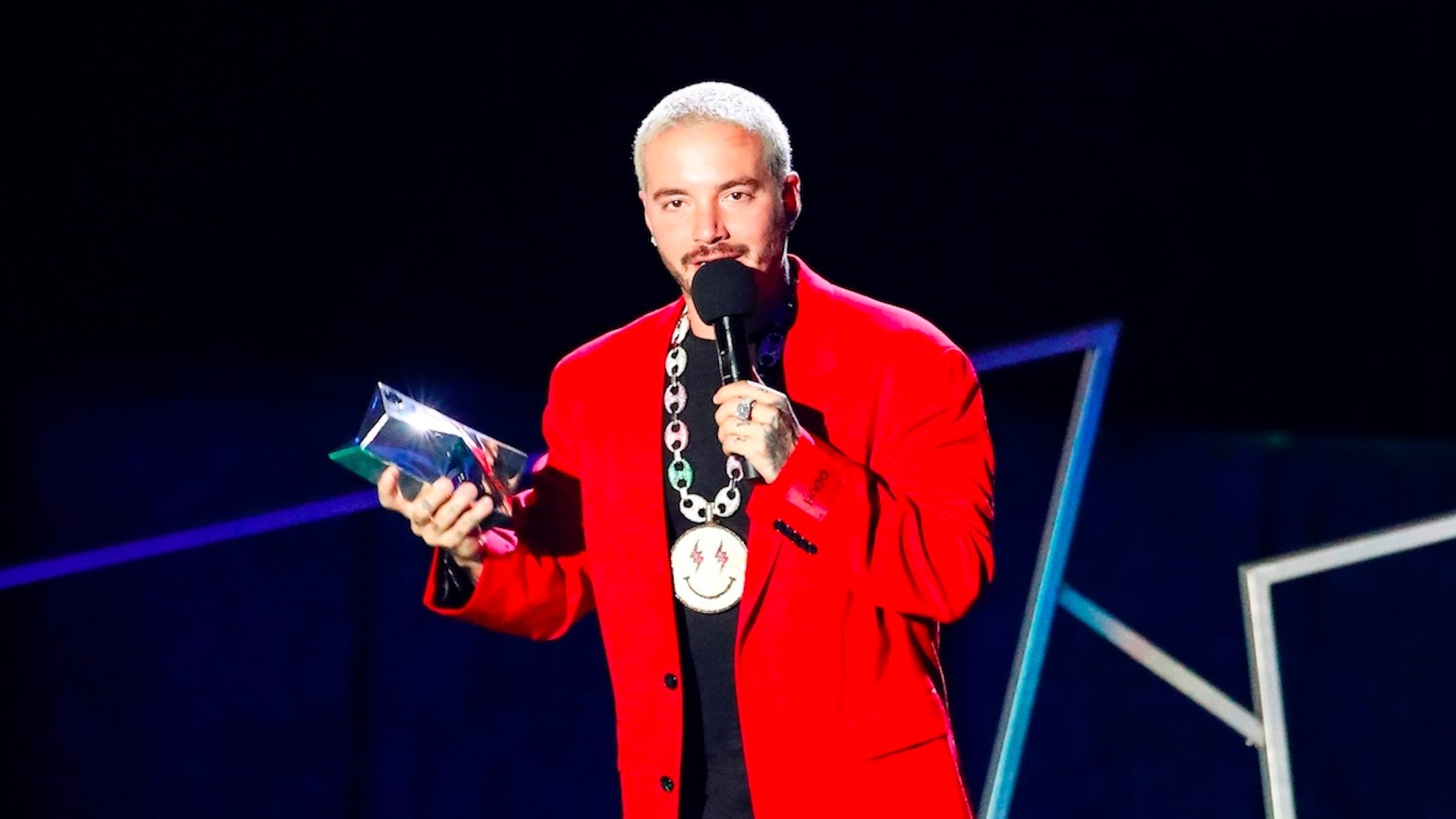 J Balvin revela que se está recuperando de COVID-19