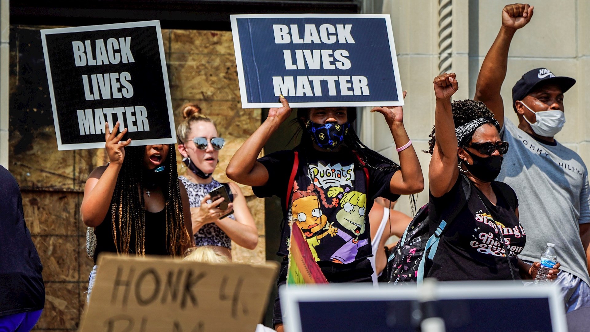 Retiran esposas a Jacob Blake, quien sigue herido en el hospital