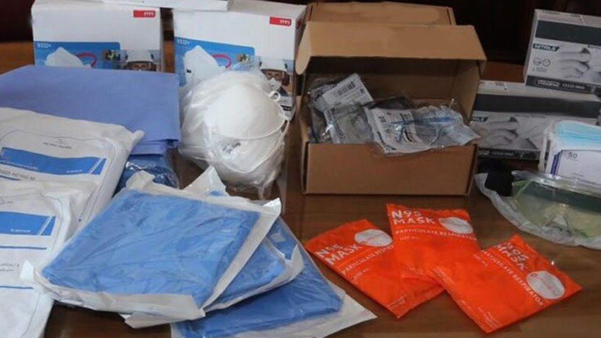 Entrega el rector Enrique Graue de la UNAM kits de protección a enfermeros