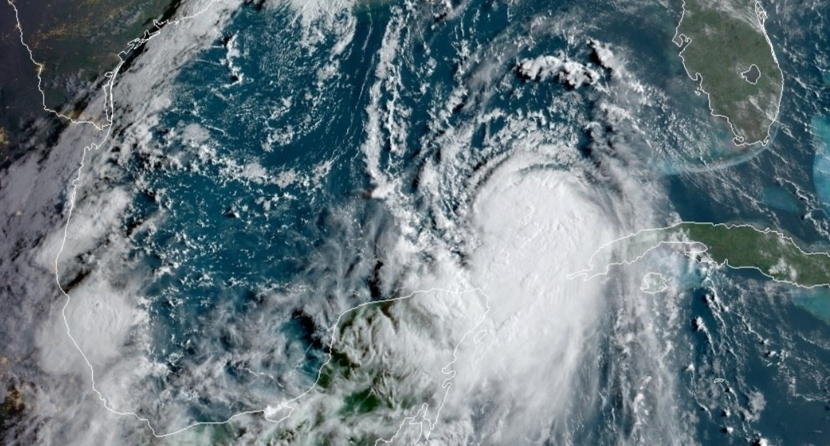 Laura se fortalece a su paso por el Golfo de México; podría provocar severos daños en Texas