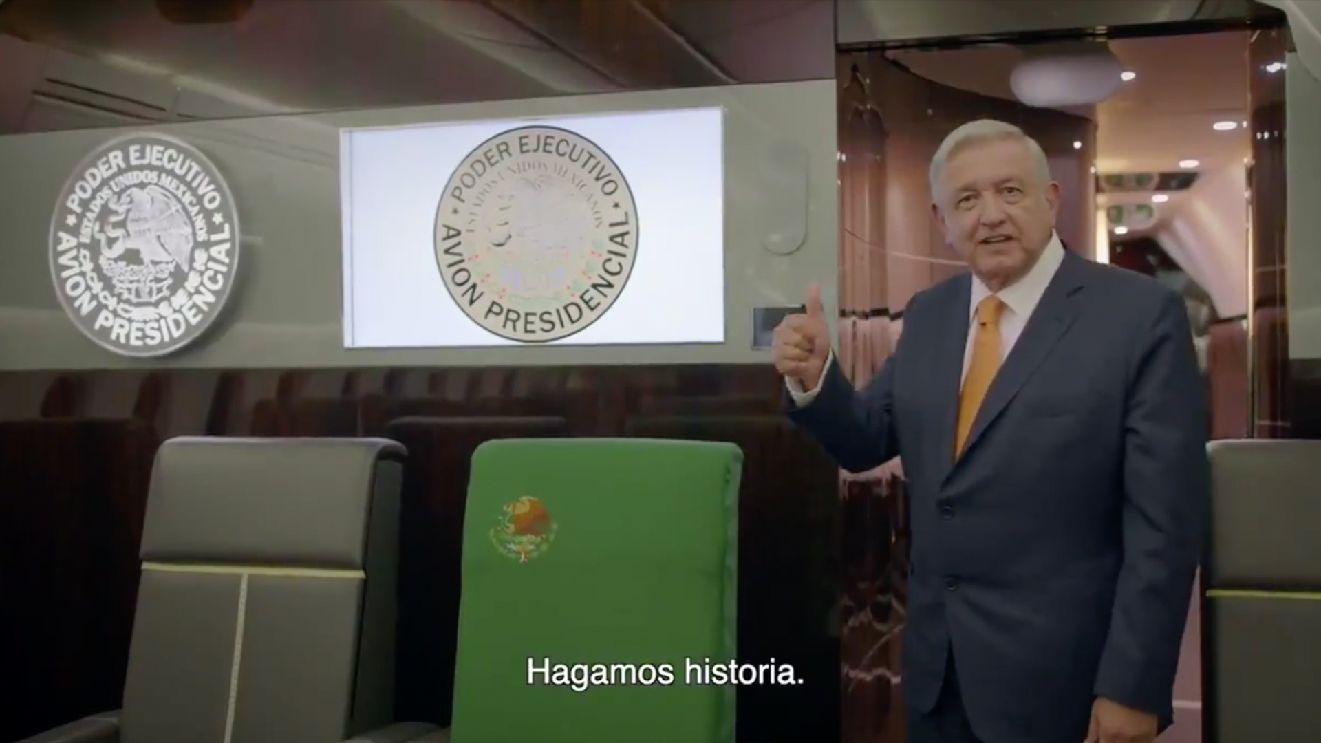 AMLO asegura que se subió al avión presidencial porque se necesita vender ‘cachitos’