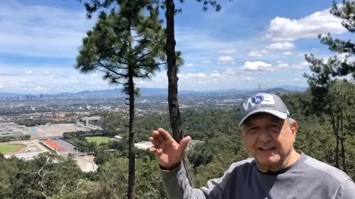 #Video Se ejercita López Obrador en cerro de Tlalpan; presume calidad del aire