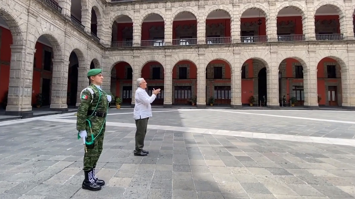 "No se ha quedado nadie sin atención médica", asegura AMLO en homenaje a víctimas por COVID-19 - lopez-obrador-en-homenaje-a-personal-que-atiende-el-covid-19-desde-palacio-nacional