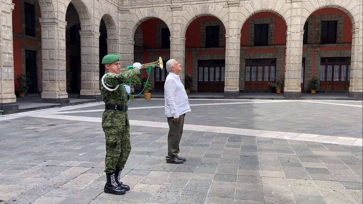 “No se ha quedado nadie sin atención médica”, asegura AMLO en homenaje a víctimas por COVID-19