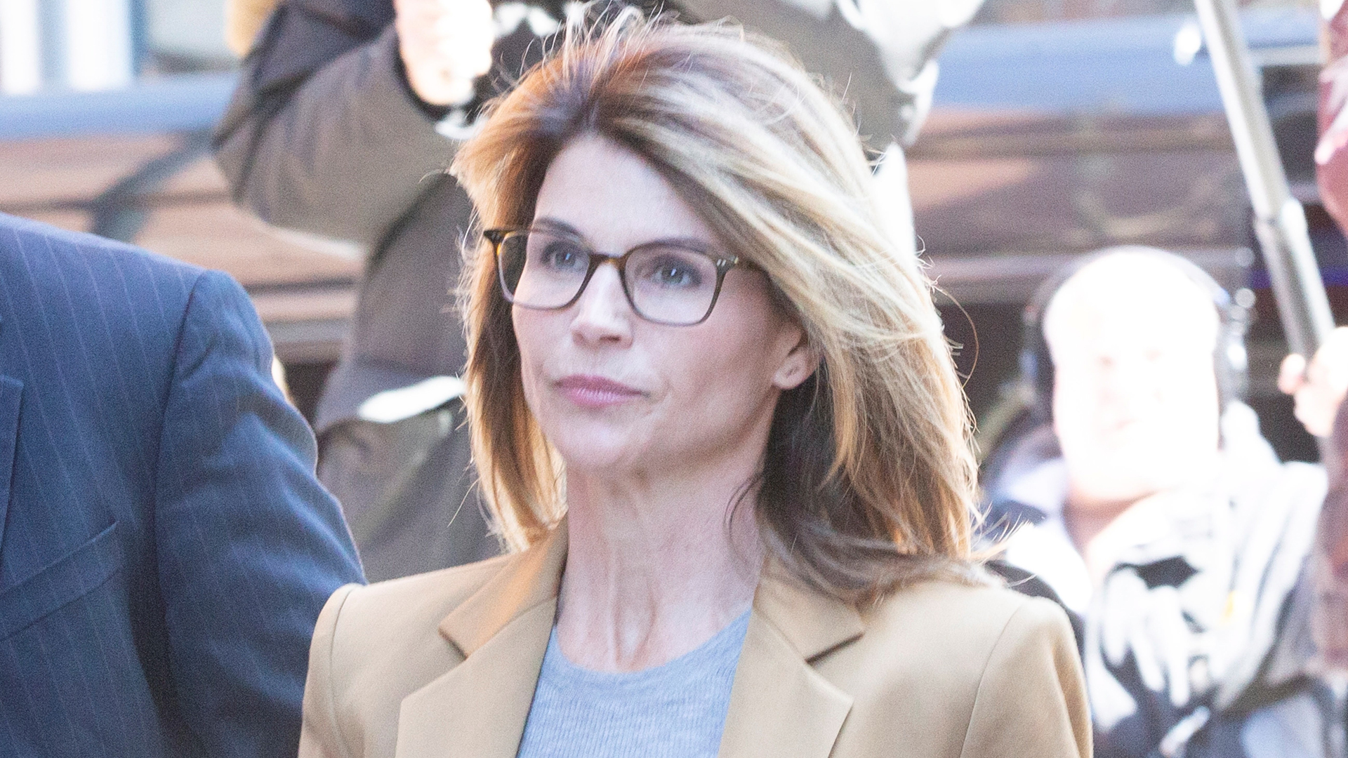 Dan dos meses de cárcel a la actriz Lori Loughlin por sobornos a universidad