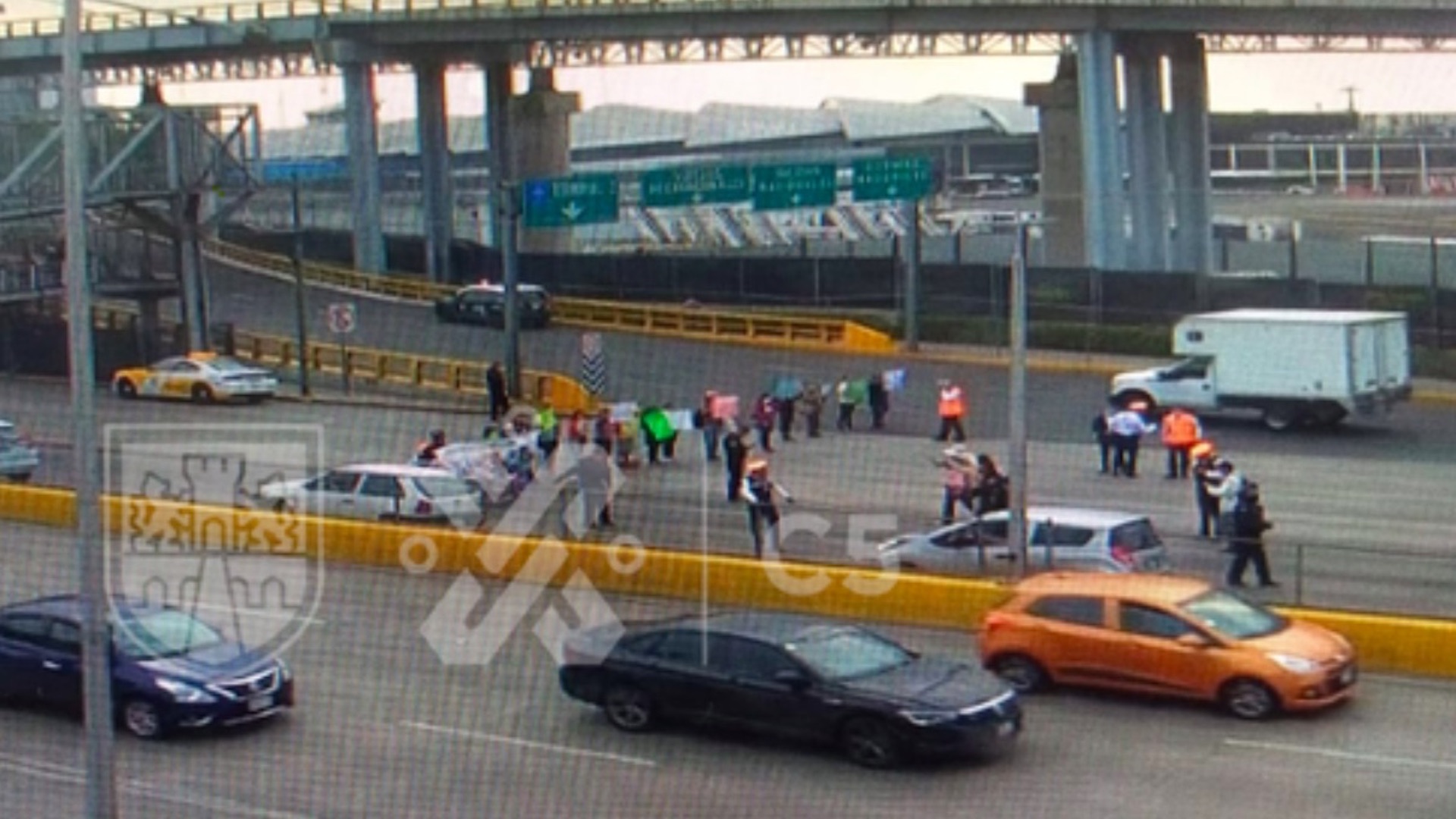 Artesanos triquis bloquean entrada al AICM para exigir créditos a la palabra