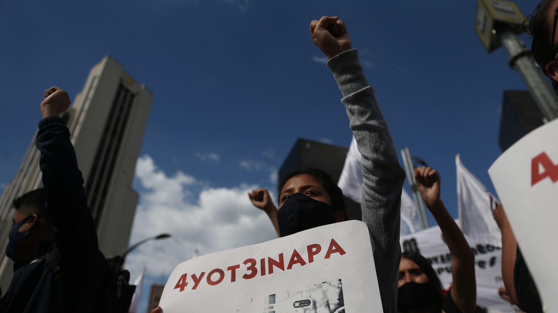 FGR debe revelar número de foja con documentos firmados por perito en expediente de Caso Ayotzinapa