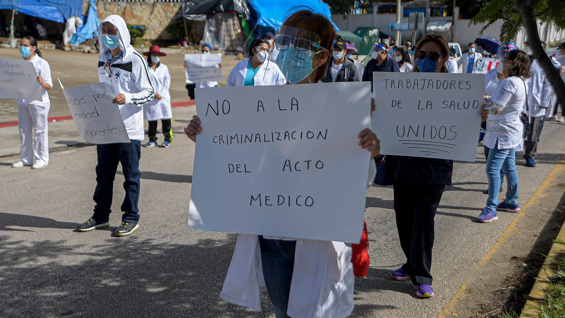 Trabajadores de salud marchan y exigen libertad de médico acusado de abuso de autoridad