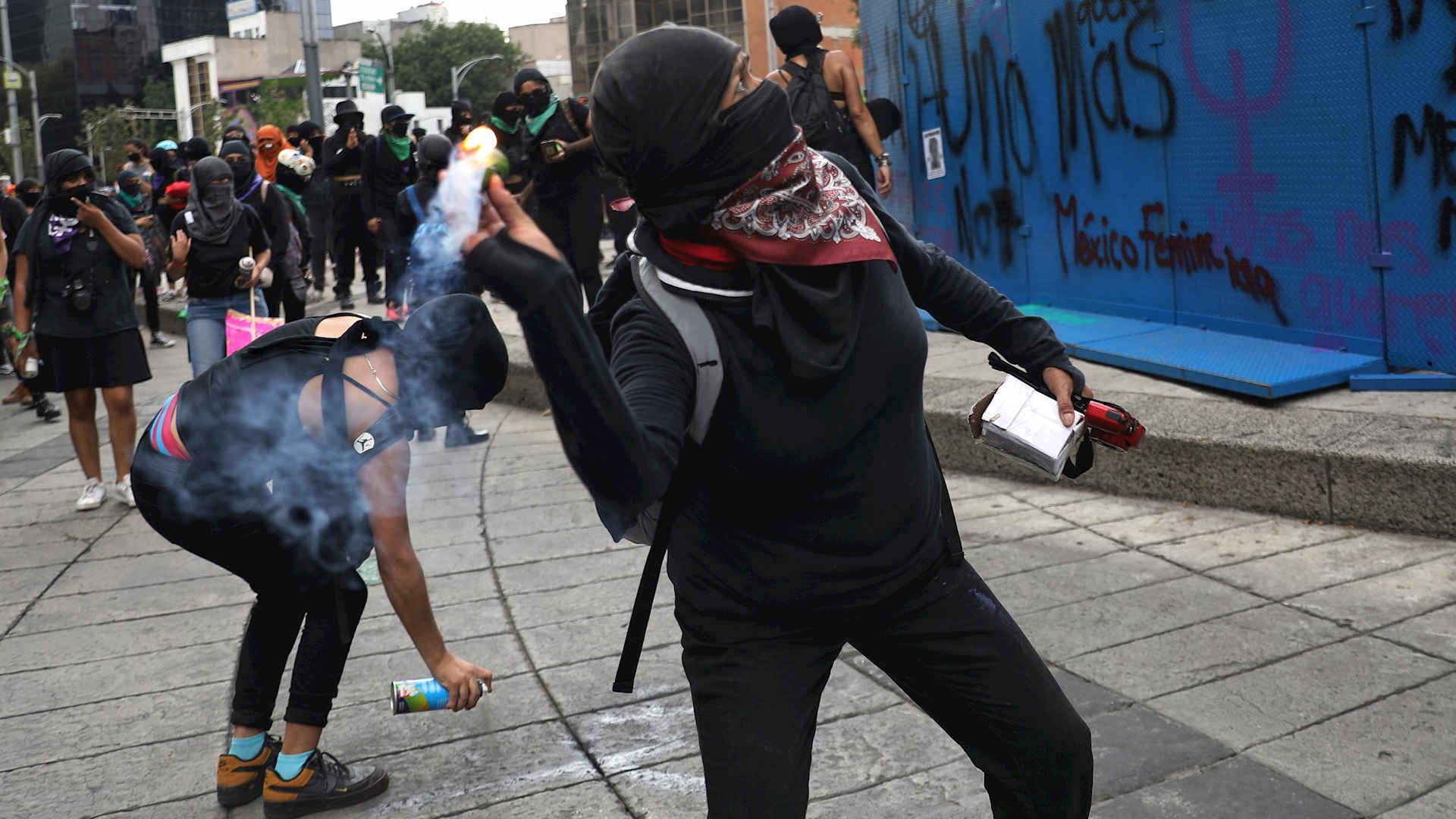 Marcha feminista avanza hacia el Zócalo, dejan pintas y gritan consignas