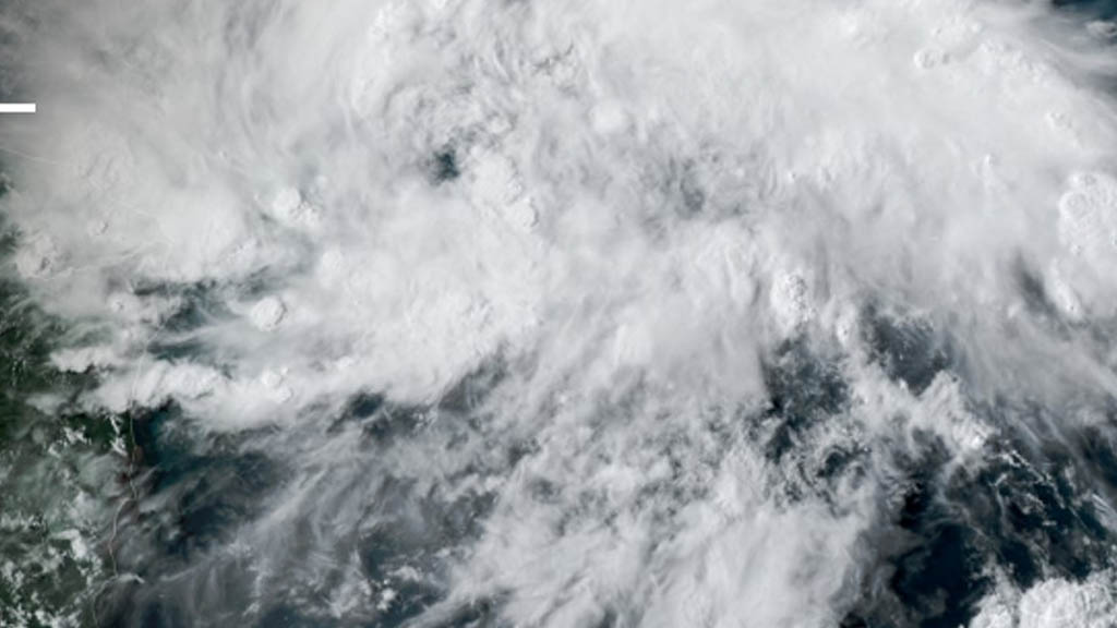 ‘Marco’ y ‘Laura’ provocarán lluvias y alto oleaje en Quintana Roo