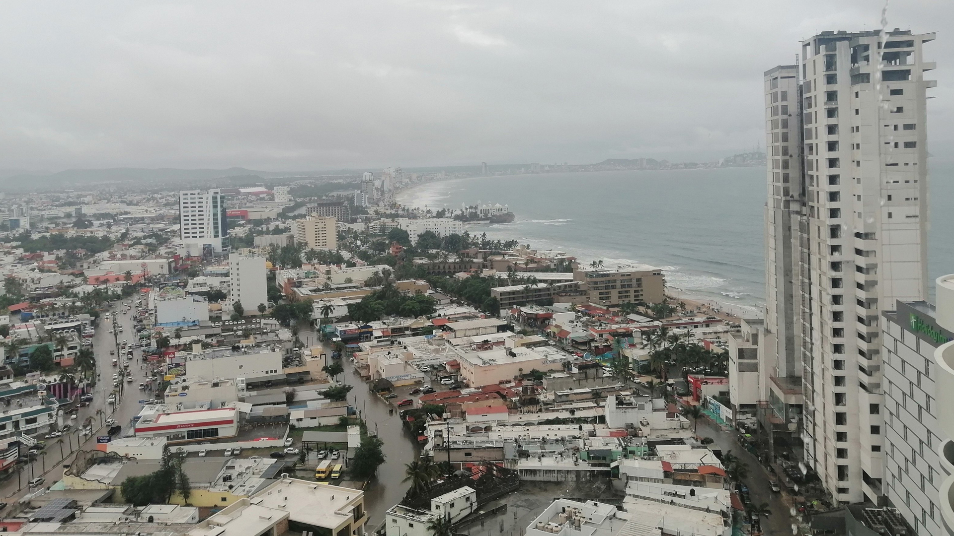Cierran puerto de Mazatlán por ‘Hernán’