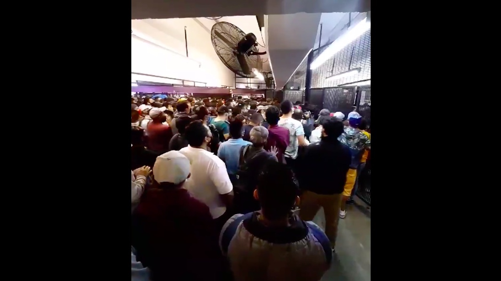 #Video Abarrotan el Metro Pantitlán sin sana distancia y con poco uso de cubrebocas
