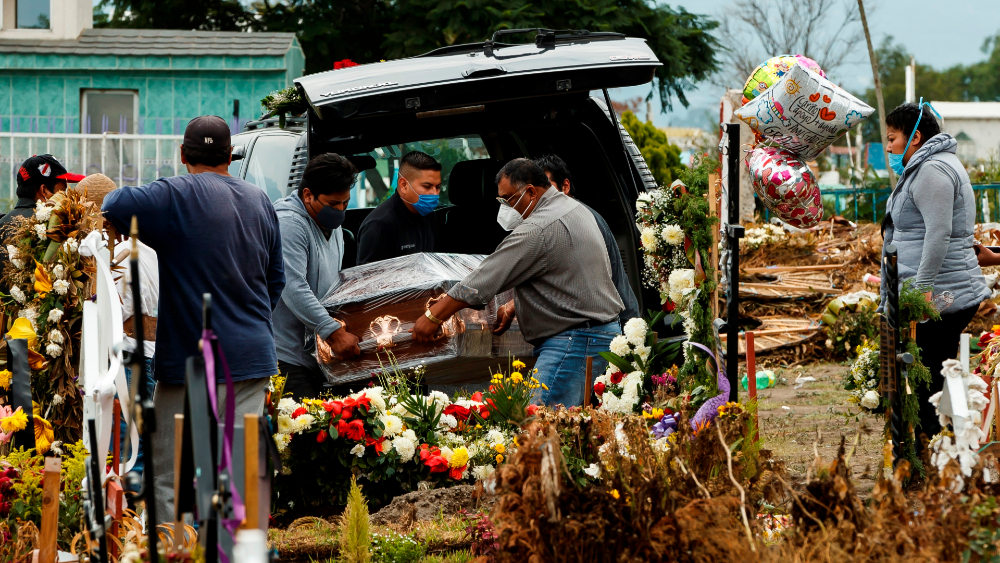 México cumple medio año de COVID-19 sin horizonte claro y miles de despedidas