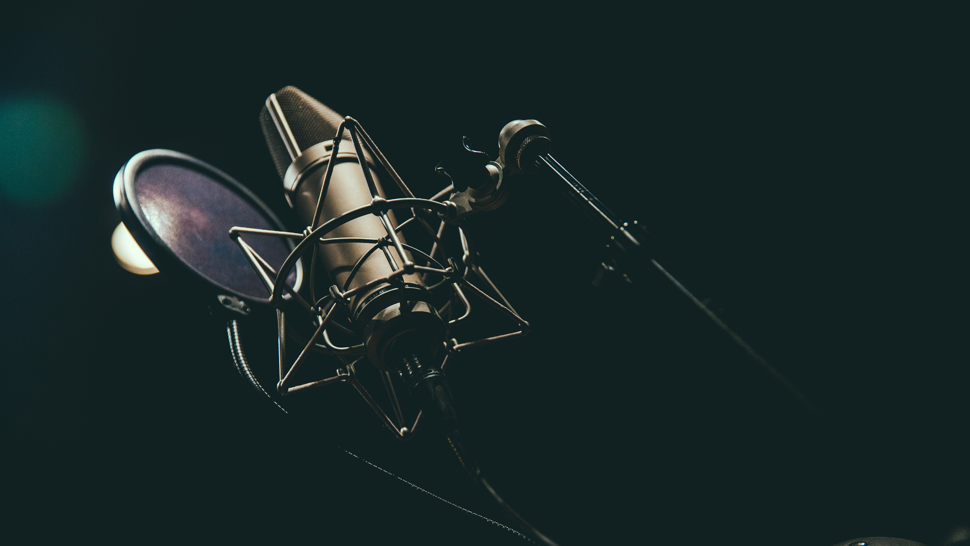 Descarta Radiópolis cambios en su programación tras toma de W Radio