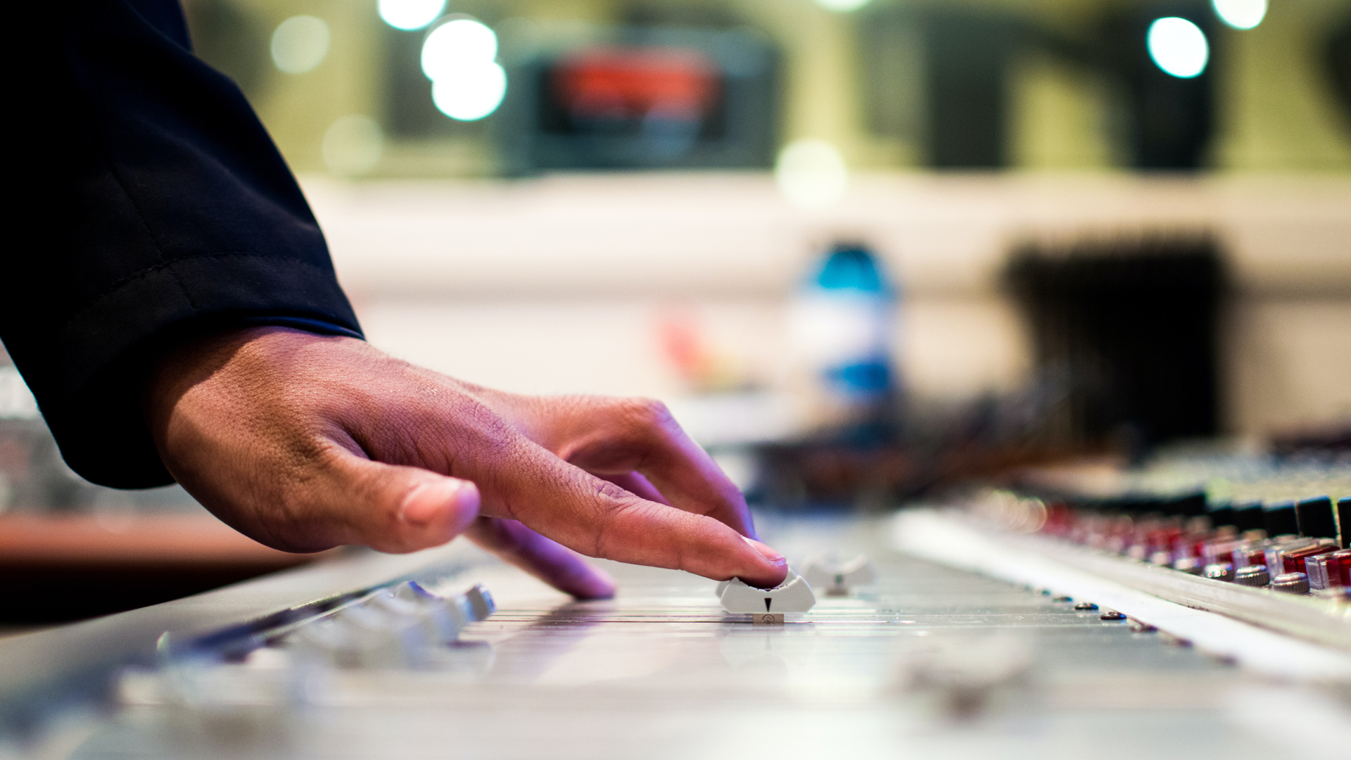 Grupo Alemán y PRISA resolverán diferencias en panel arbitral tras irrupción en W Radio