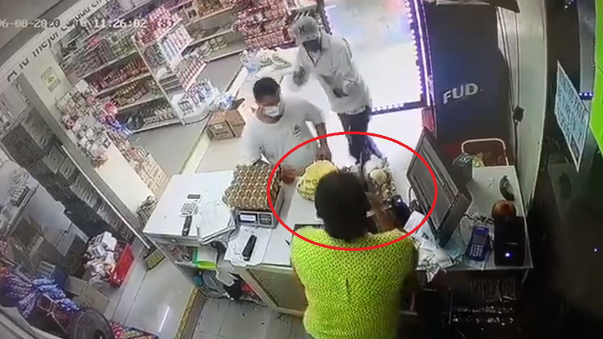 #Video Encañonan a joven con Síndrome de Down para asaltar cremería en Mazatlán - momento-en-que-encargada-de-cremeria-se-defiende-de-asalto-con-pistola