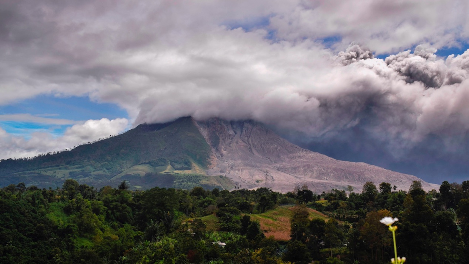 #Video Monte Sinabung entra en erupción; lanza nube de ceniza de más de 4 kilómetros