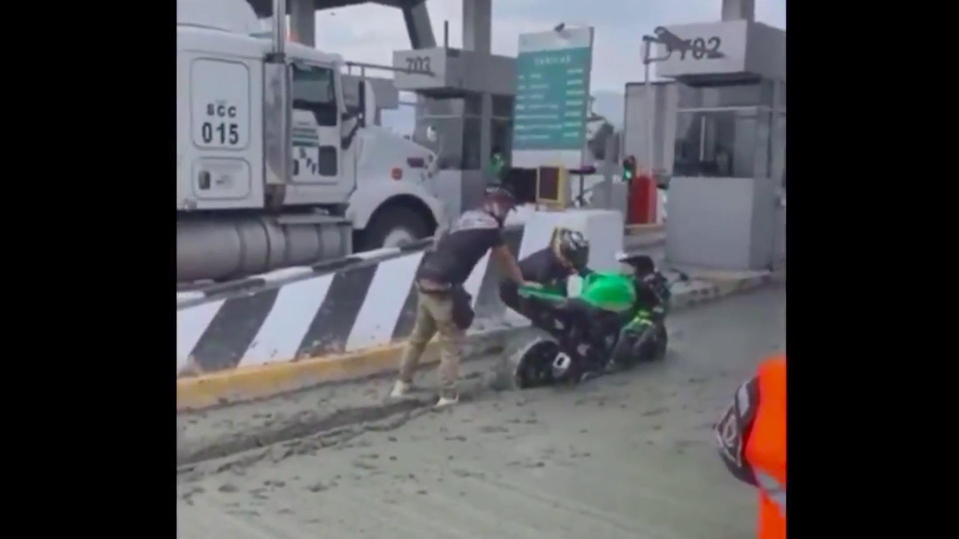 #Video Motocicleta queda atascada en cemento al intentar evadir pago de caseta