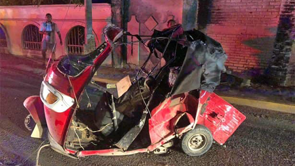 #Video Intentan linchar a exgobernador de Tabasco tras chocar en presunto estado de ebriedad - mototaxi-tras-choque-en-villahermosa