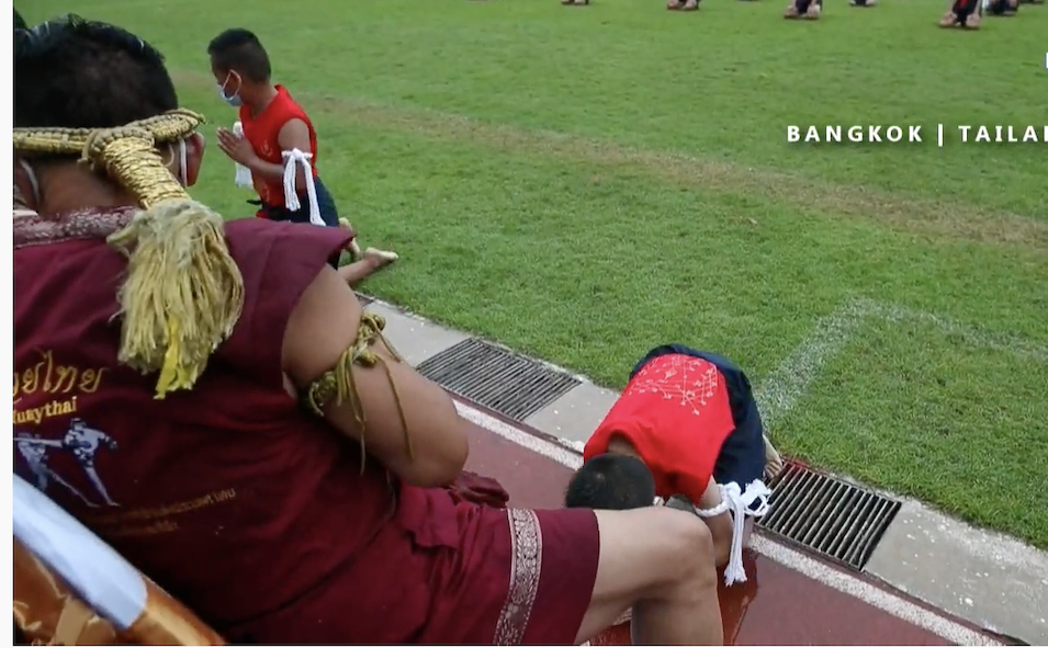Jóvenes practicantes de muay thai realizan ritual de danza tradicional en honor de sus maestros
