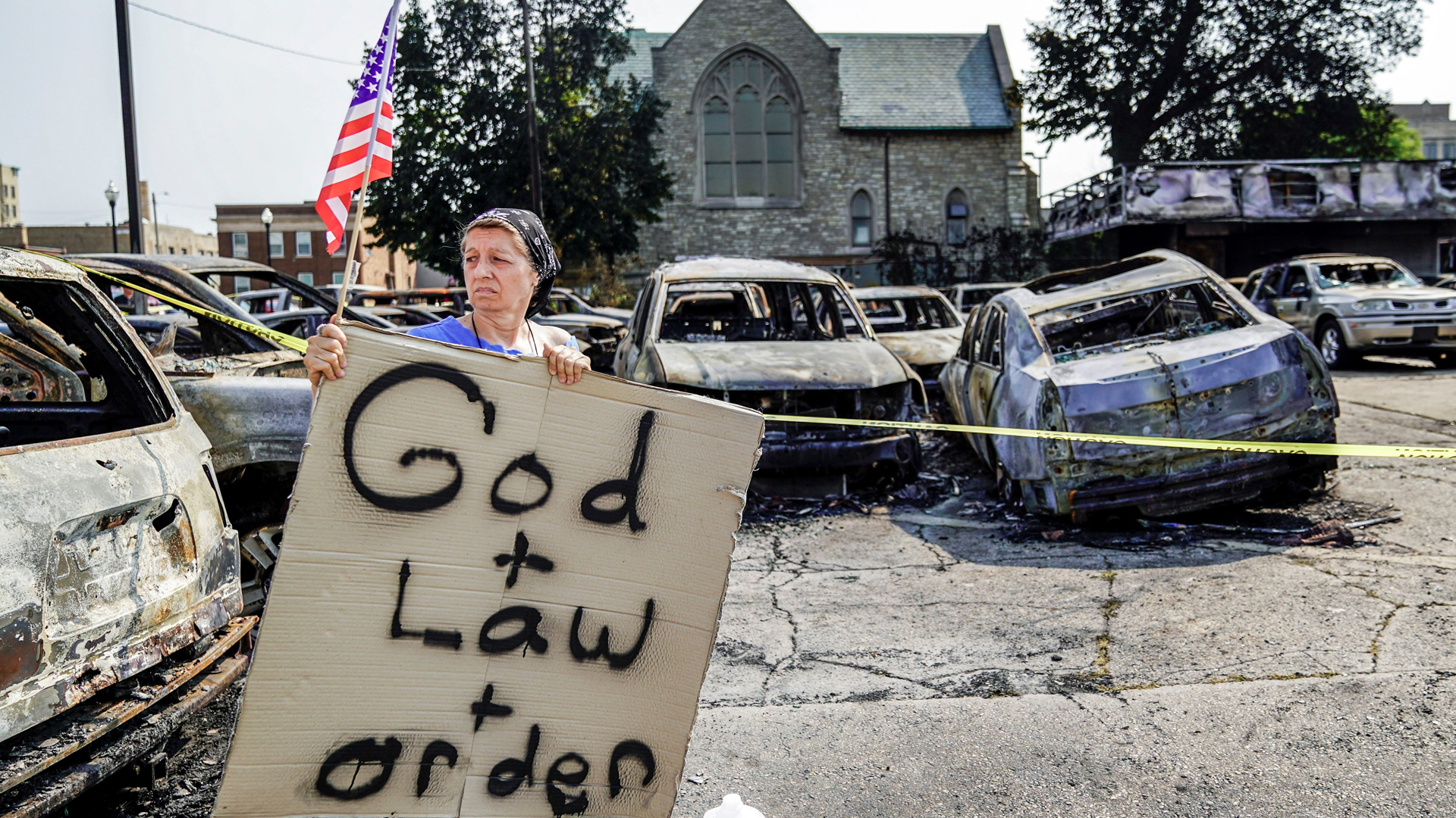 #Video Policía de EE.UU. dispara siete veces a afroamericano por la espalda - mujer-en-protesta-por-agresion-policial-contra-afroamericano-en-kenosha