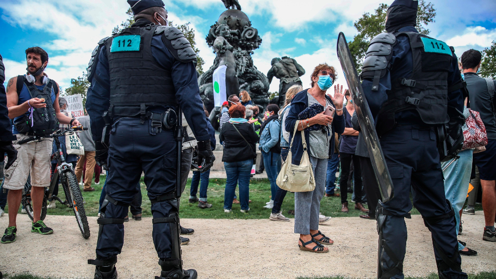 Cientos de personas se manifiestan en París contra el uso del cubrebocas