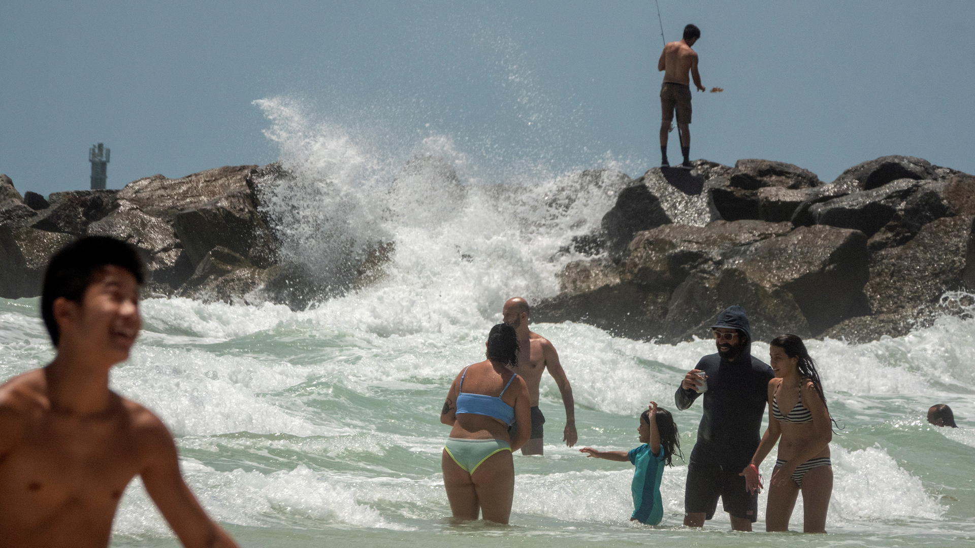 Isaías se debilita antes de impactar la costa este de Florida