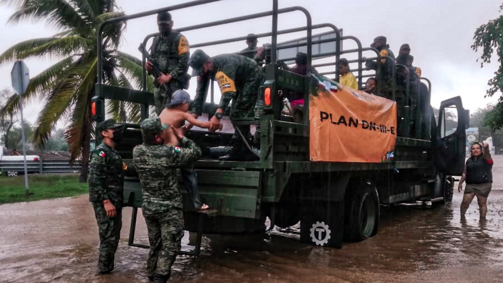 Fuerzas Armadas apoyan en Jalisco y Colima a población afectada por Hernán