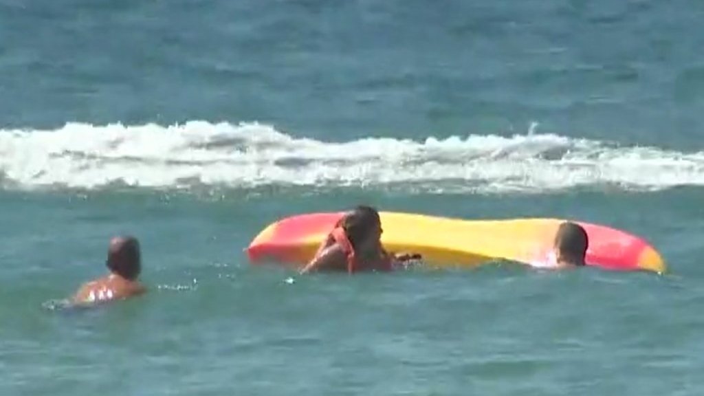 #Video Presidente de Portugal ayuda en rescate de dos bañistas de ahogarse