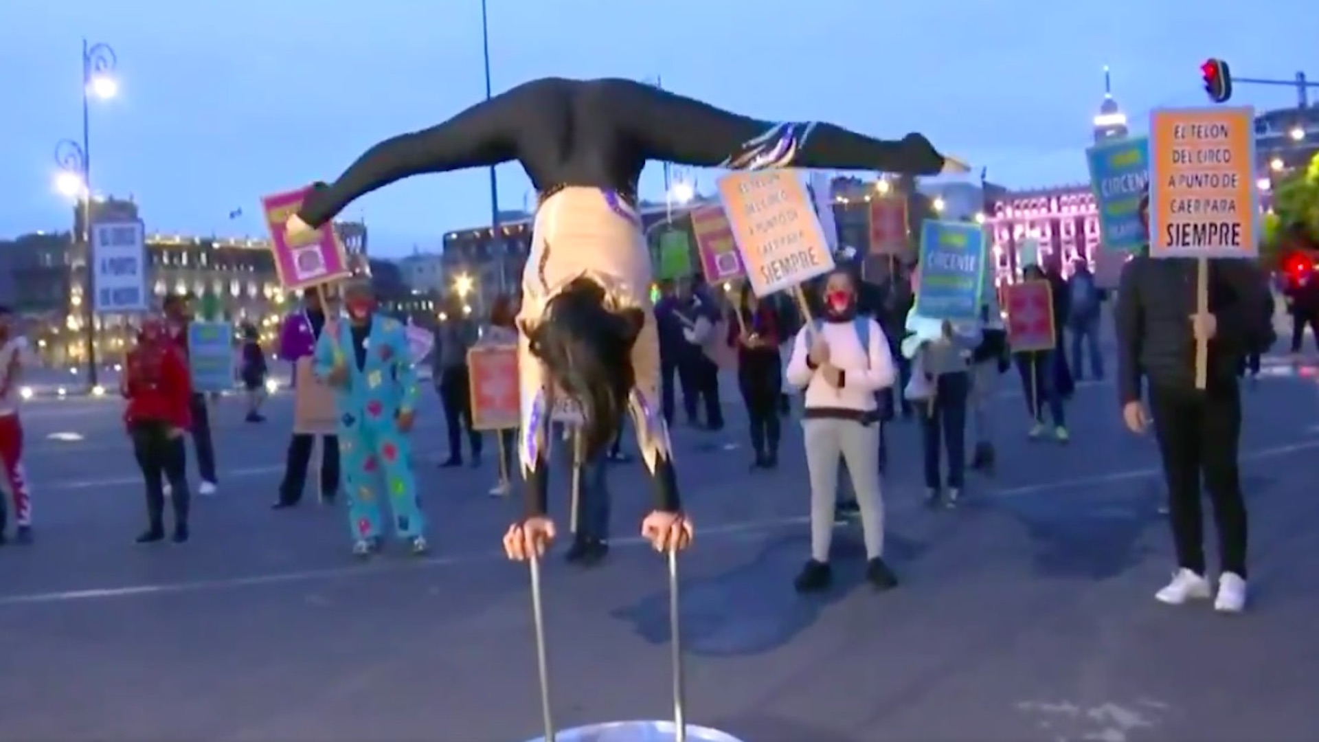 #Video Artistas protestan frente a Palacio Nacional; exigen reapertura de circos