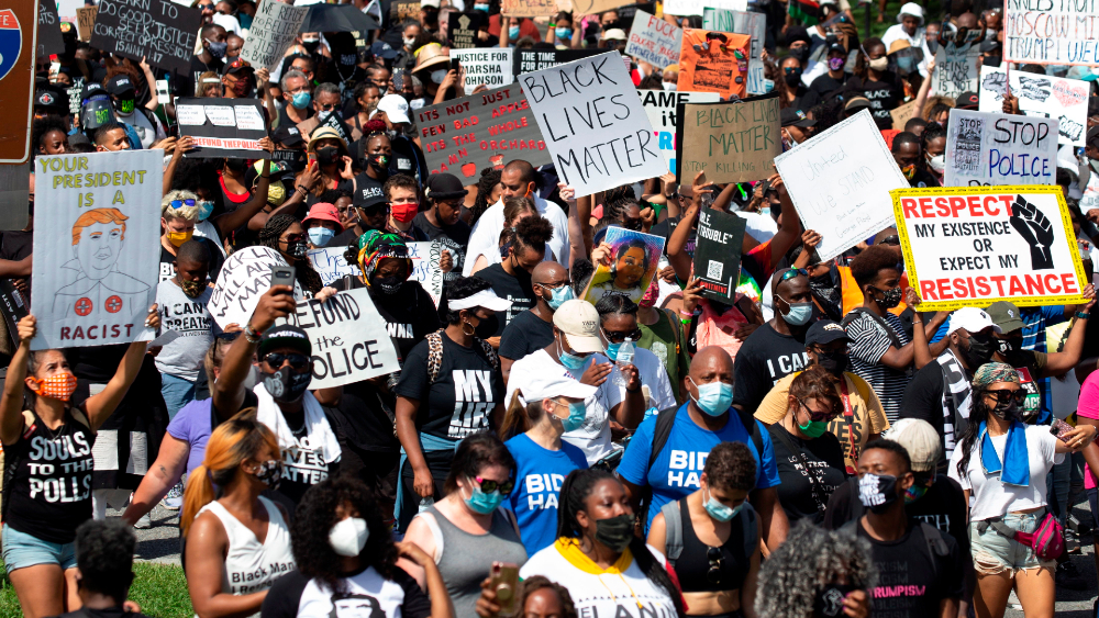 Cientos protestan en EE.UU. contra el racismo al grito de “¡siete balas, siete días!”