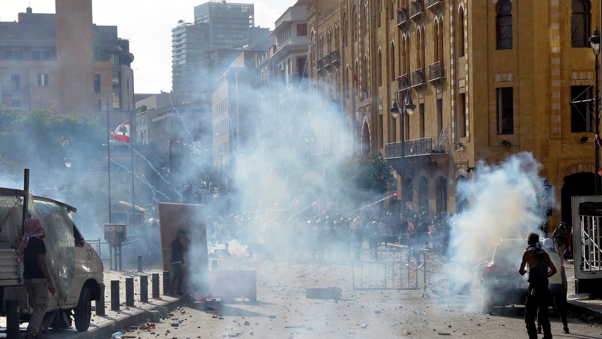 Un policía muerto y 172 personas heridas tras violentas protestas en Beirut