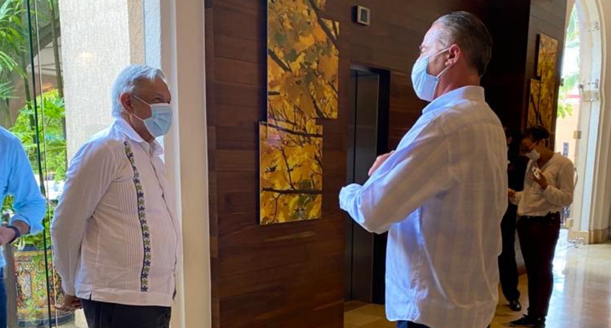 López Obrador llega a Sinaloa usando cubrebocas